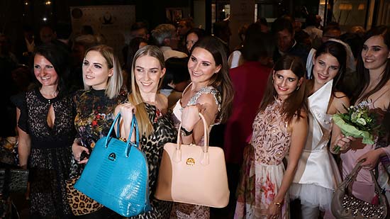 Haute Couture von Saribags-Designerin Sara Leupold (&copy;Foto: Martin Schmitz)